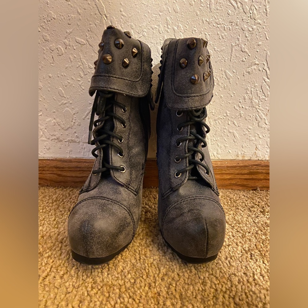 SELLING THESE GREY HIGH HEELS